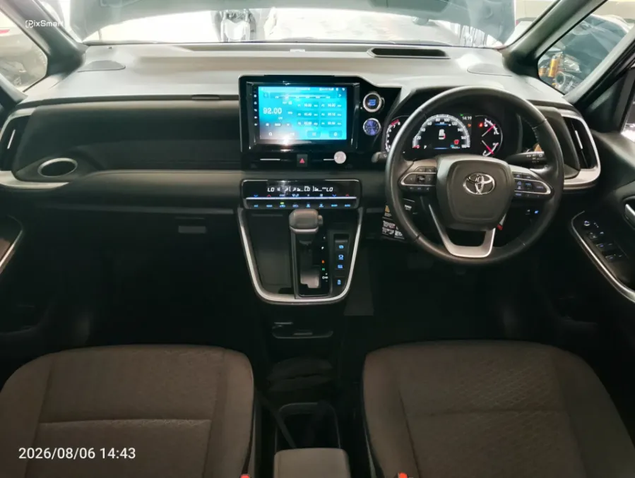 Foto Mobil Bekas Dashboard Toyota Voxy 2.0 tahun 2022