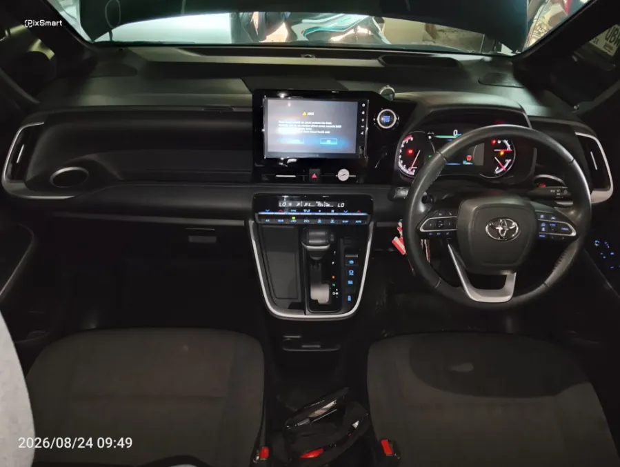 Foto Mobil Bekas Dashboard Toyota Voxy 2.0 tahun 2022