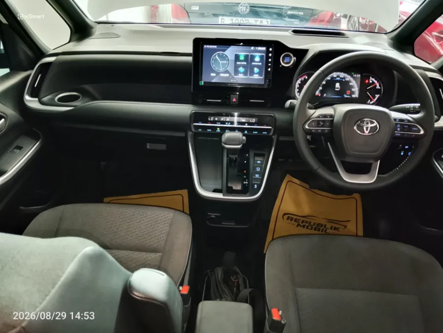 Foto Mobil Bekas Dashboard Toyota Voxy 2.0 tahun 2022