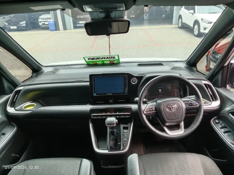 Foto Mobil Bekas Dashboard Toyota Voxy 2.0 tahun 2022