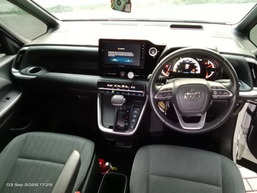 Foto Mobil Bekas Dashboard Toyota Voxy 2.0 tahun 2022