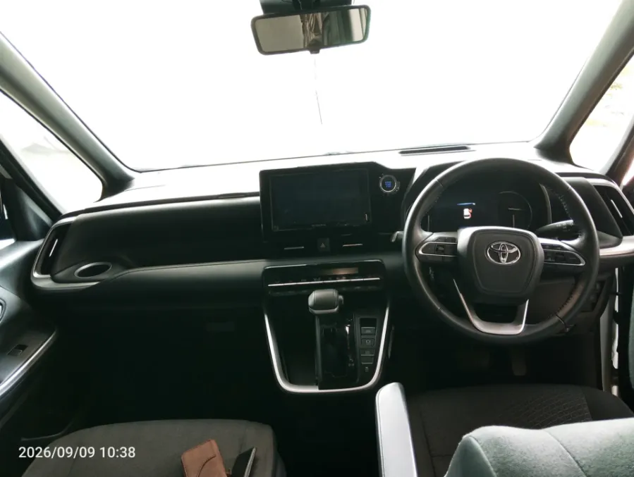Foto Mobil Bekas Dashboard Toyota Voxy 2.0 tahun 2022
