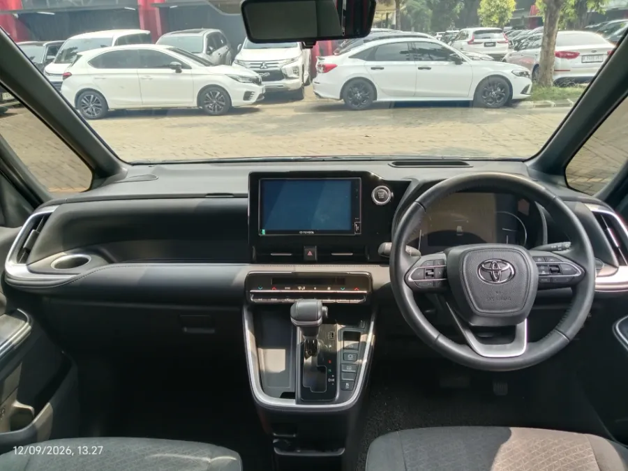 Foto Mobil Bekas Dashboard Toyota Voxy 2.0 tahun 2022