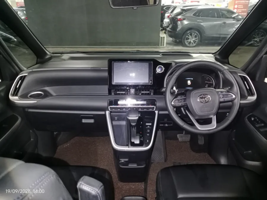 Foto Mobil Bekas Dashboard Toyota Voxy 2.0 tahun 2022
