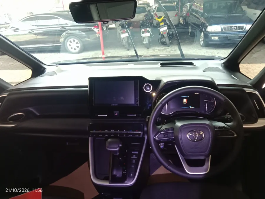 Foto Mobil Bekas Dashboard Toyota Voxy 2.0 tahun 2022