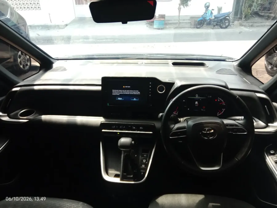 Foto Mobil Bekas Dashboard Toyota Voxy 2.0 tahun 2022