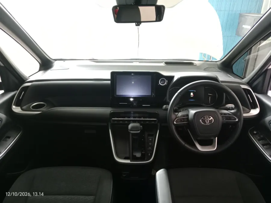 Foto Mobil Bekas Dashboard Toyota Voxy 2.0 tahun 2022