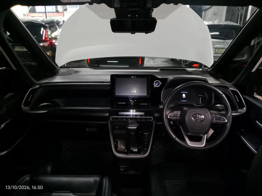 Foto Mobil Bekas Dashboard Toyota Voxy 2.0 tahun 2022