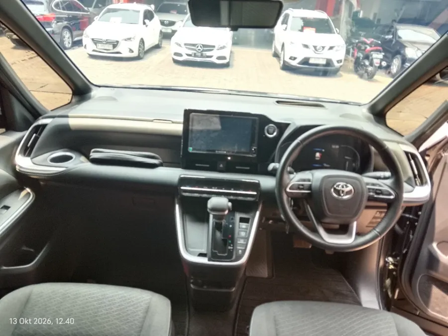 Foto Mobil Bekas Dashboard Toyota Voxy 2.0 tahun 2022