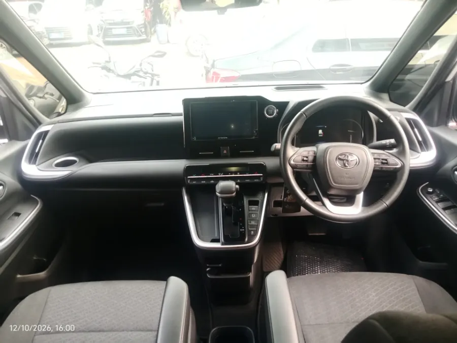 Foto Mobil Bekas Dashboard Toyota Voxy 2.0 tahun 2022