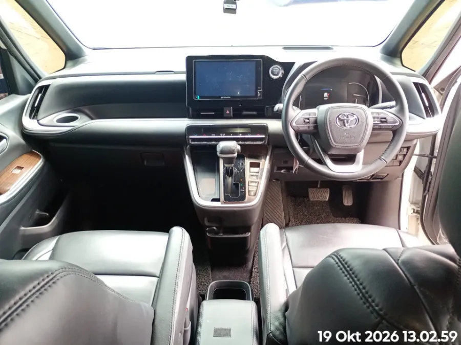 Foto Mobil Bekas Dashboard Toyota Voxy 2.0 tahun 2022