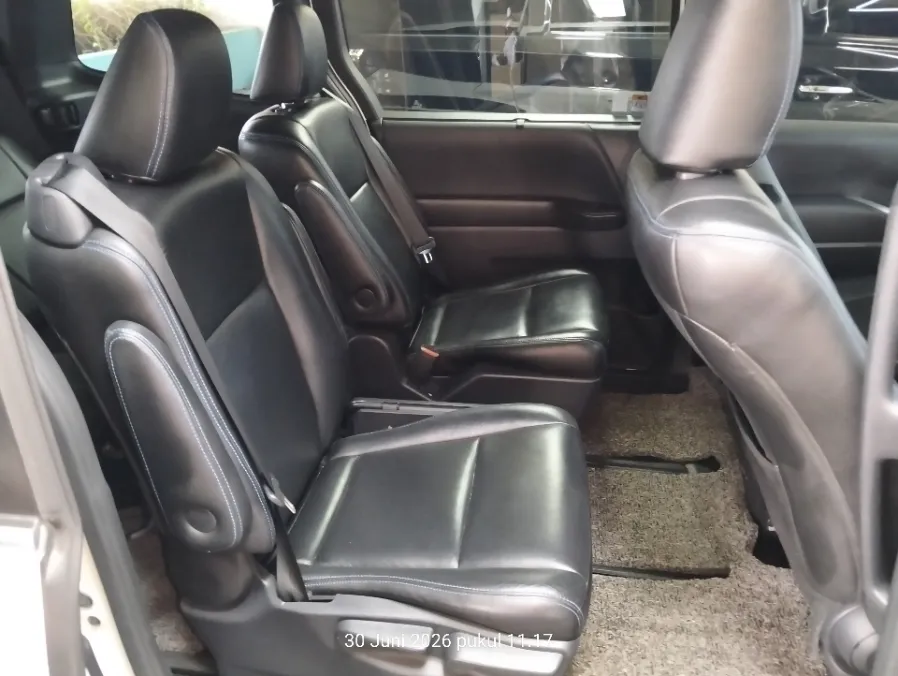 Foto Mobil Bekas Kabin Belakang Toyota Voxy 2.0 tahun 2022