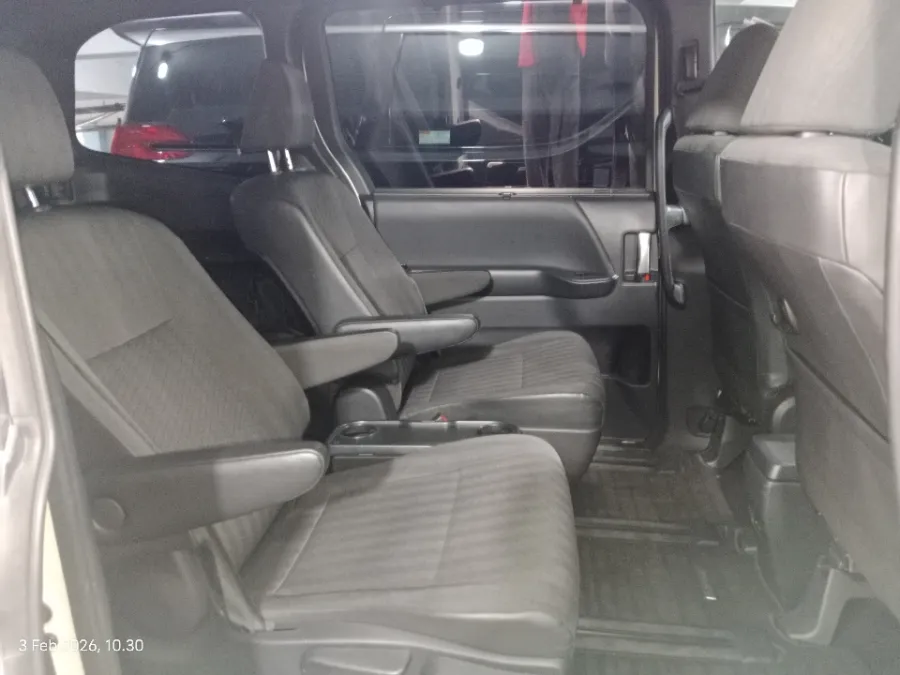 Foto Mobil Bekas Kabin Belakang Toyota Voxy 2.0 tahun 2022