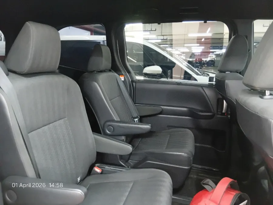 Foto Mobil Bekas Kabin Belakang Toyota Voxy 2.0 tahun 2022