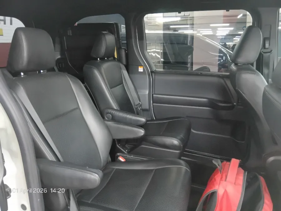 Foto Mobil Bekas Kabin Belakang Toyota Voxy 2.0 tahun 2022