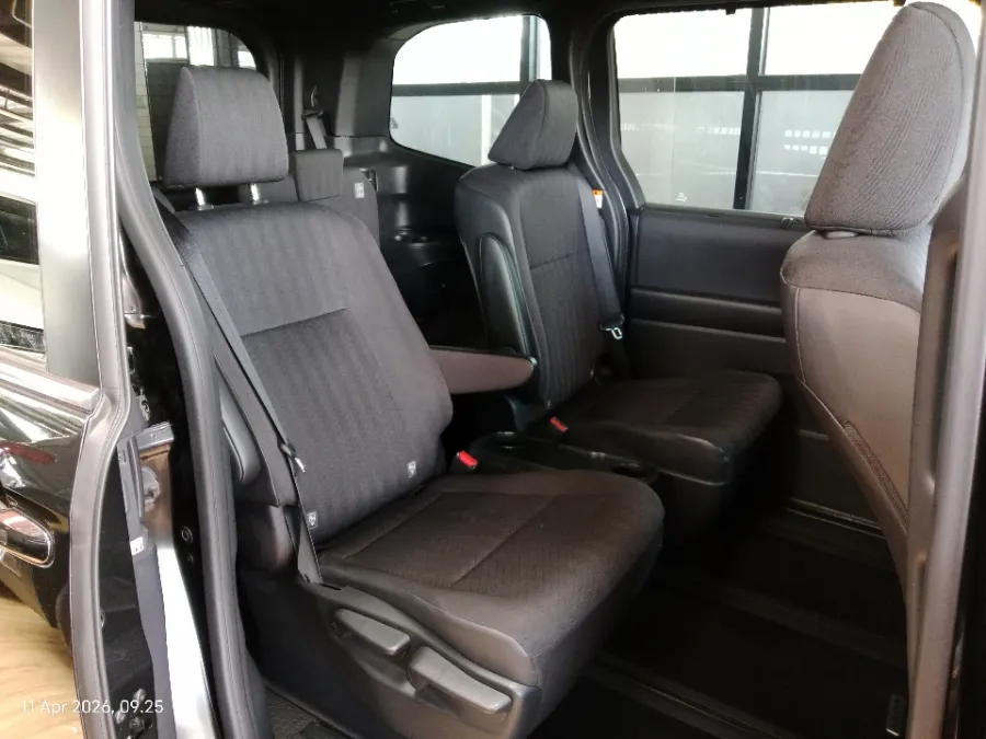 Foto Mobil Bekas Kabin Belakang Toyota Voxy 2.0 tahun 2022