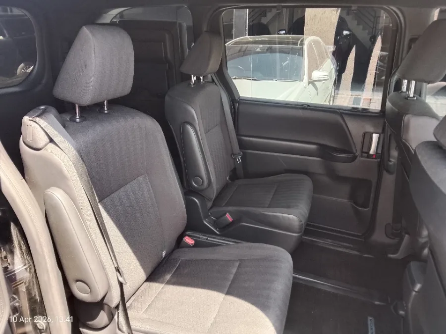 Foto Mobil Bekas Kabin Belakang Toyota Voxy 2.0 tahun 2022