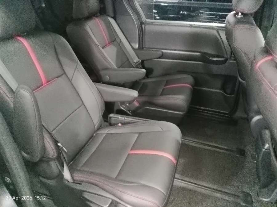 Foto Mobil Bekas Kabin Belakang Toyota Voxy 2.0 tahun 2022