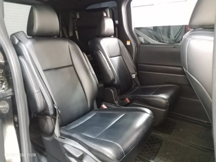 Foto Mobil Bekas Kabin Belakang Toyota Voxy 2.0 tahun 2022