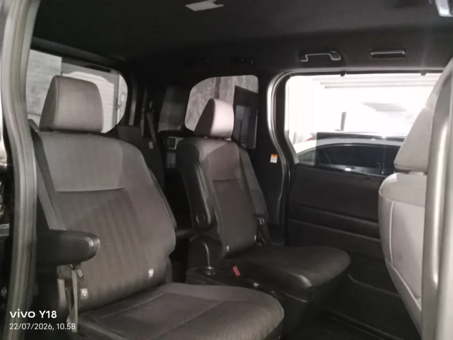Foto Mobil Bekas Kabin Belakang Toyota Voxy 2.0 tahun 2022