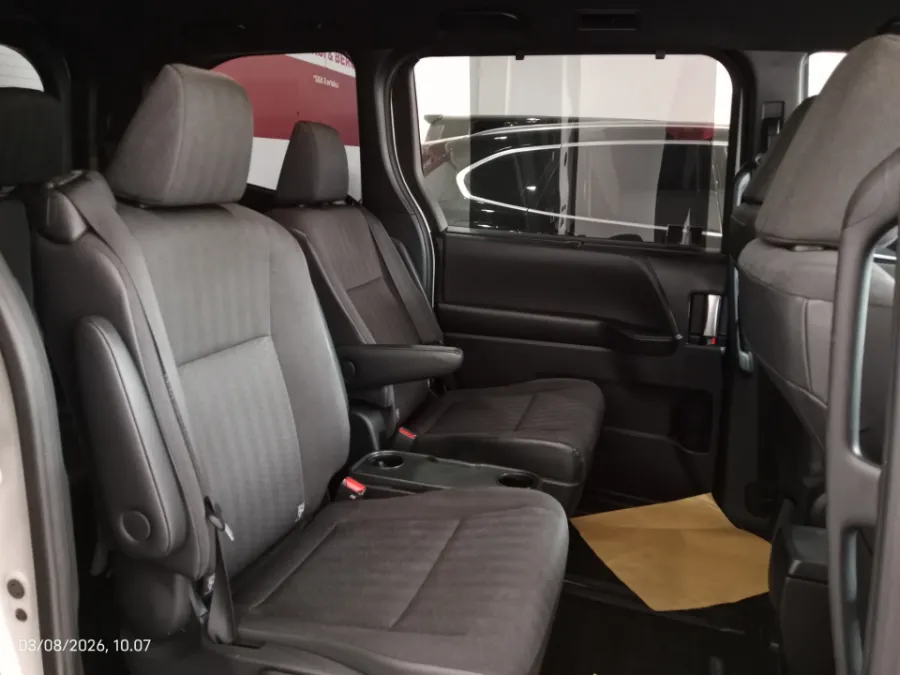 Foto Mobil Bekas Kabin Belakang Toyota Voxy 2.0 tahun 2022