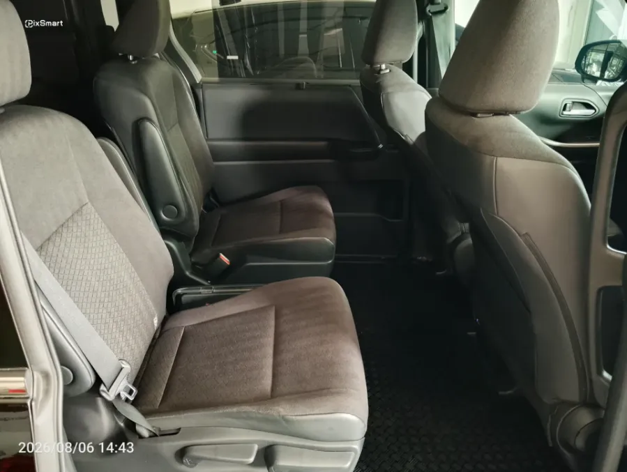 Foto Mobil Bekas Kabin Belakang Toyota Voxy 2.0 tahun 2022