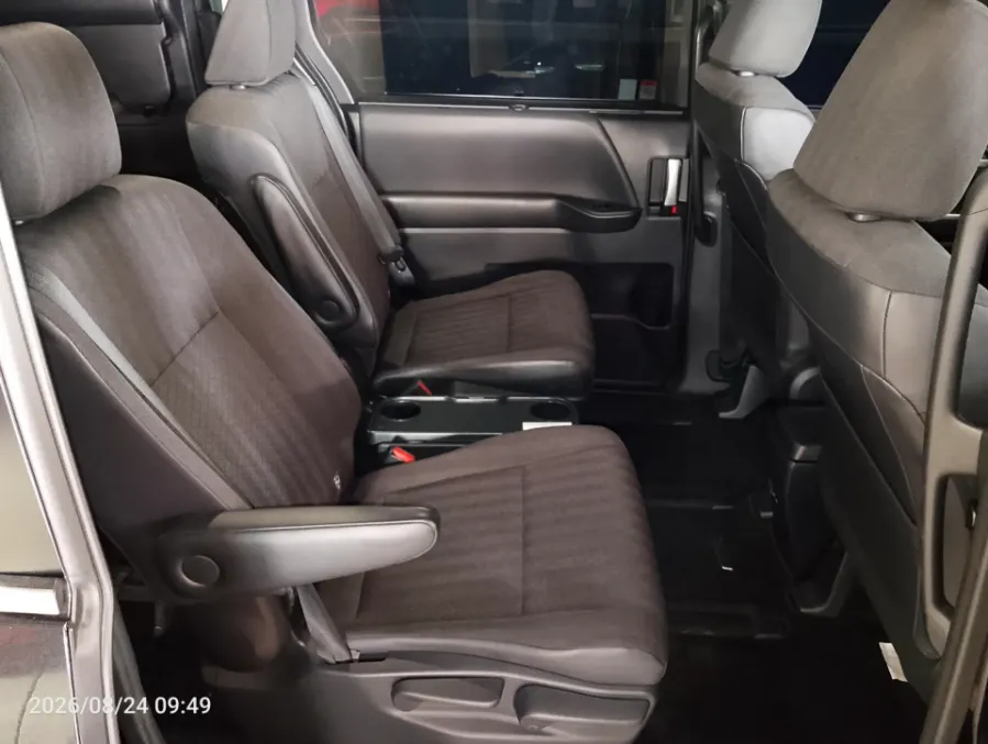 Foto Mobil Bekas Kabin Belakang Toyota Voxy 2.0 tahun 2022