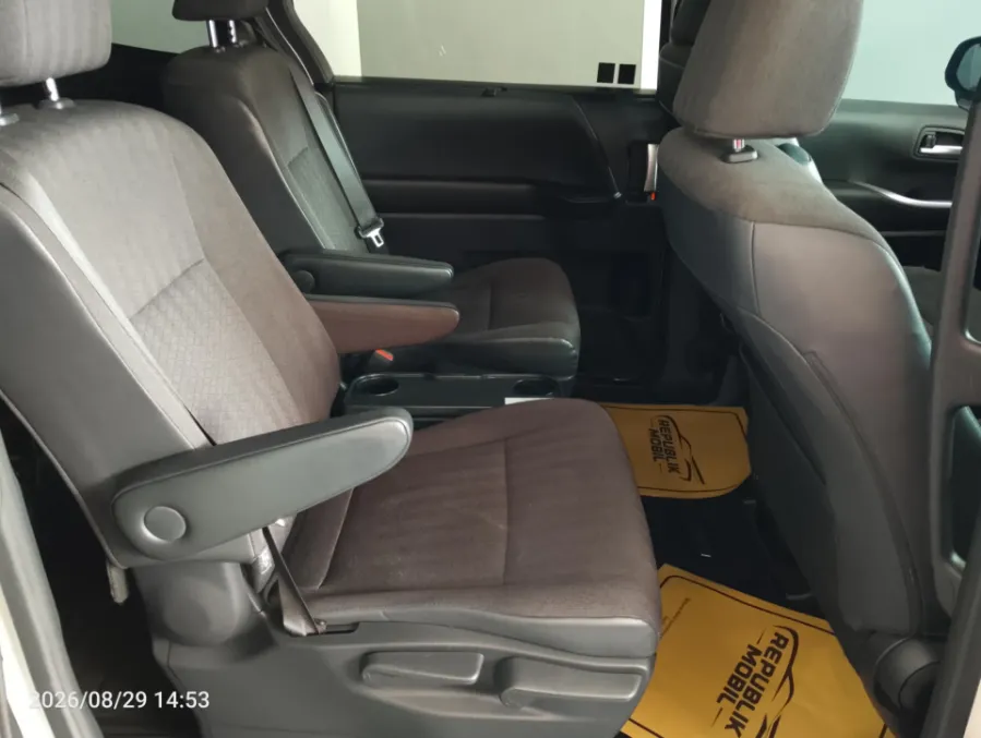 Foto Mobil Bekas Kabin Belakang Toyota Voxy 2.0 tahun 2022