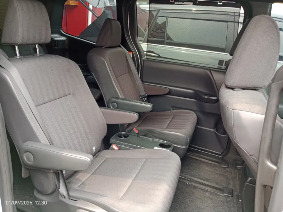 Foto Mobil Bekas Kabin Belakang Toyota Voxy 2.0 tahun 2022