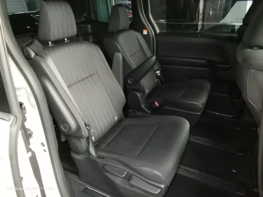 Foto Mobil Bekas Kabin Belakang Toyota Voxy 2.0 tahun 2022