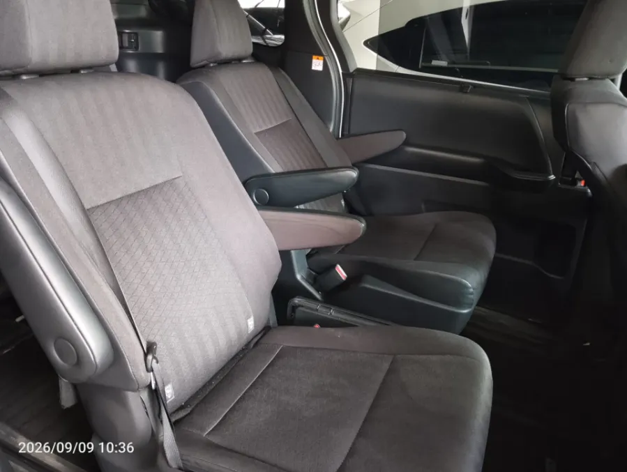 Foto Mobil Bekas Kabin Belakang Toyota Voxy 2.0 tahun 2022