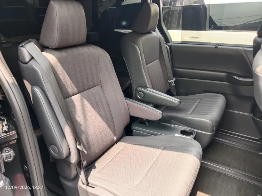 Foto Mobil Bekas Kabin Belakang Toyota Voxy 2.0 tahun 2022