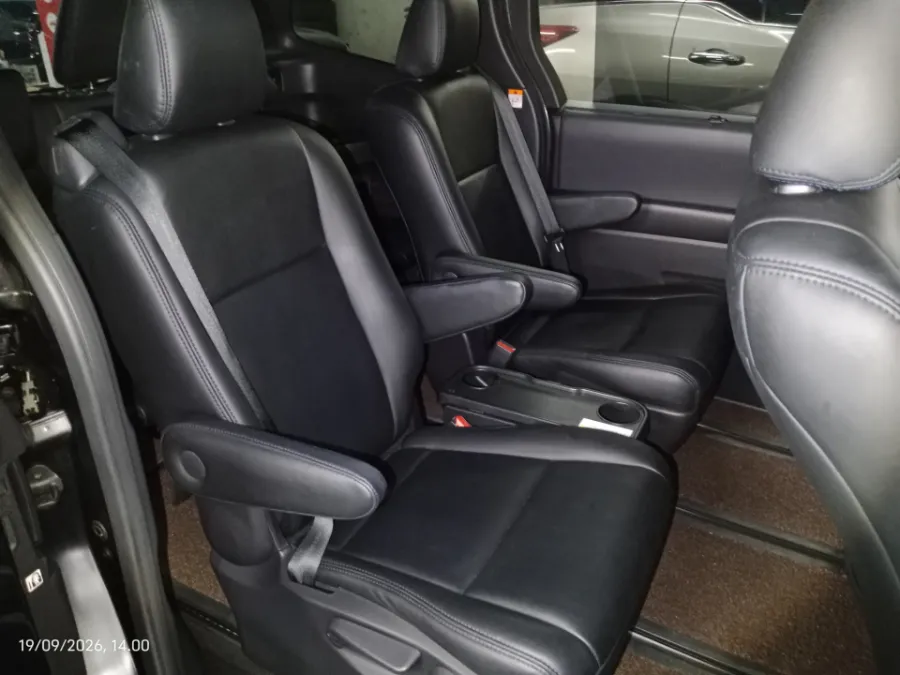 Foto Mobil Bekas Kabin Belakang Toyota Voxy 2.0 tahun 2022