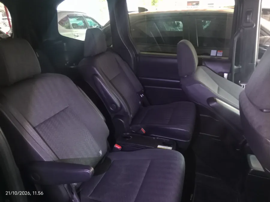 Foto Mobil Bekas Kabin Belakang Toyota Voxy 2.0 tahun 2022