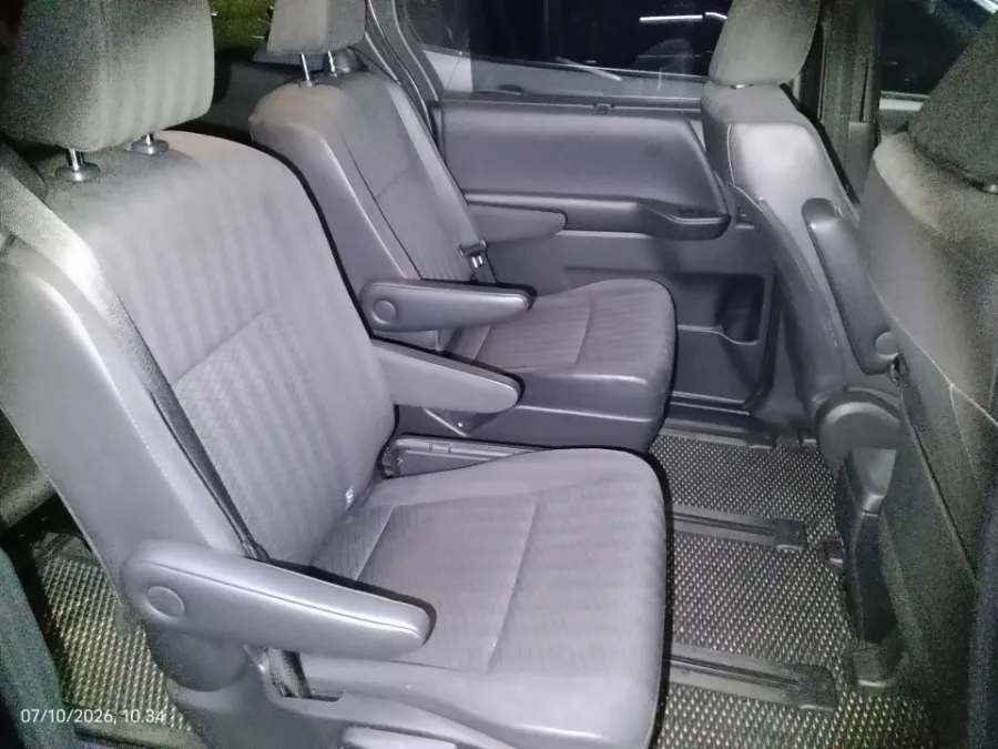 Foto Mobil Bekas Kabin Belakang Toyota Voxy 2.0 tahun 2022
