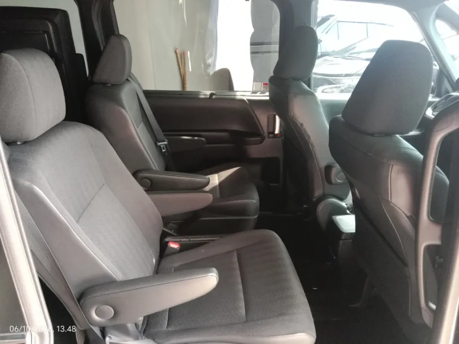 Foto Mobil Bekas Kabin Belakang Toyota Voxy 2.0 tahun 2022
