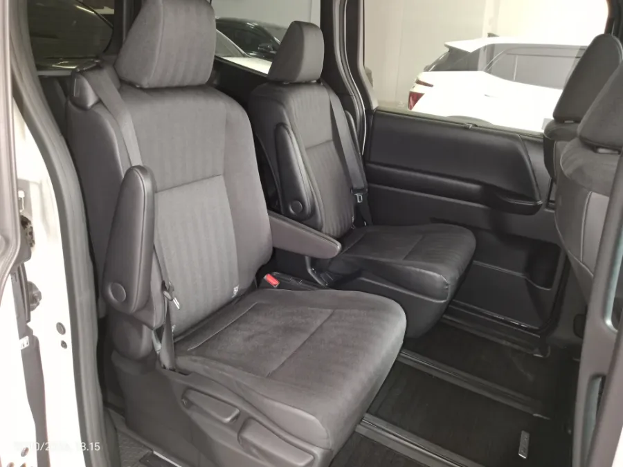 Foto Mobil Bekas Kabin Belakang Toyota Voxy 2.0 tahun 2022