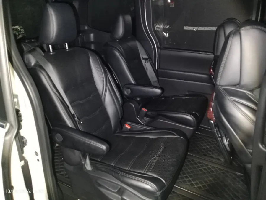 Foto Mobil Bekas Kabin Belakang Toyota Voxy 2.0 tahun 2022