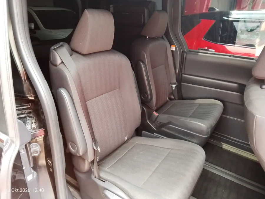 Foto Mobil Bekas Kabin Belakang Toyota Voxy 2.0 tahun 2022