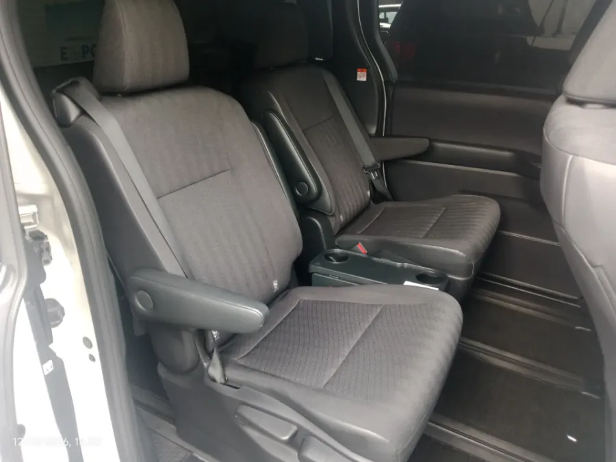 Foto Mobil Bekas Kabin Belakang Toyota Voxy 2.0 tahun 2022