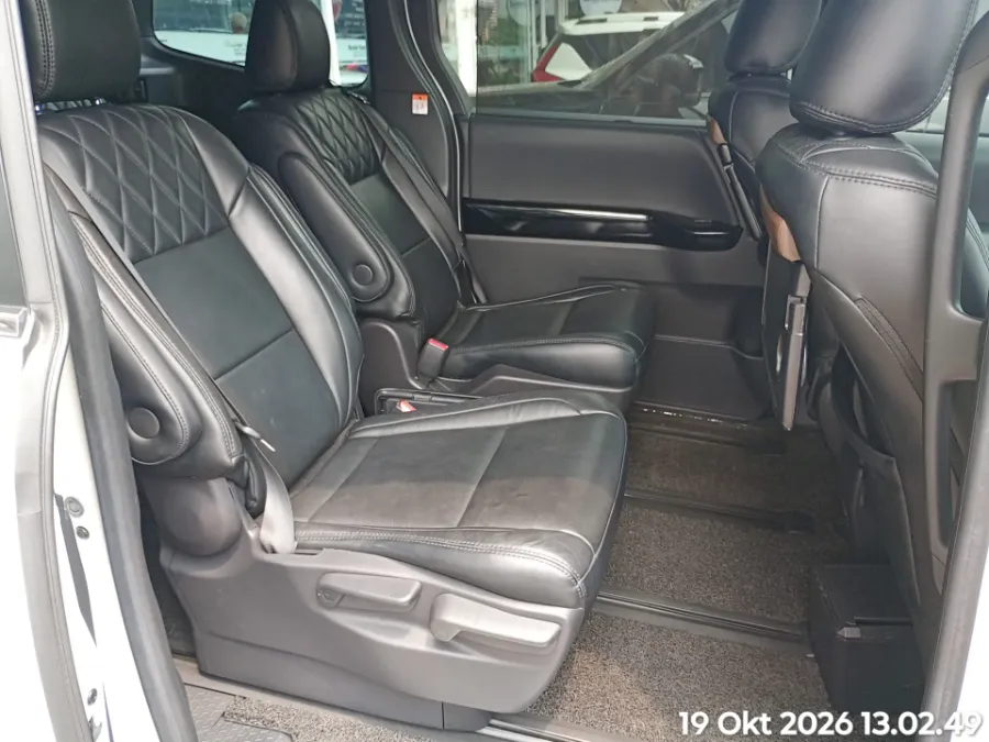 Foto Mobil Bekas Kabin Belakang Toyota Voxy 2.0 tahun 2022