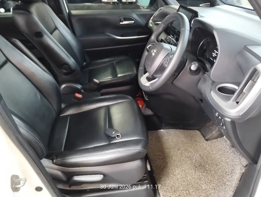 Foto Mobil Bekas Kabin Depan Toyota Voxy 2.0 tahun 2022
