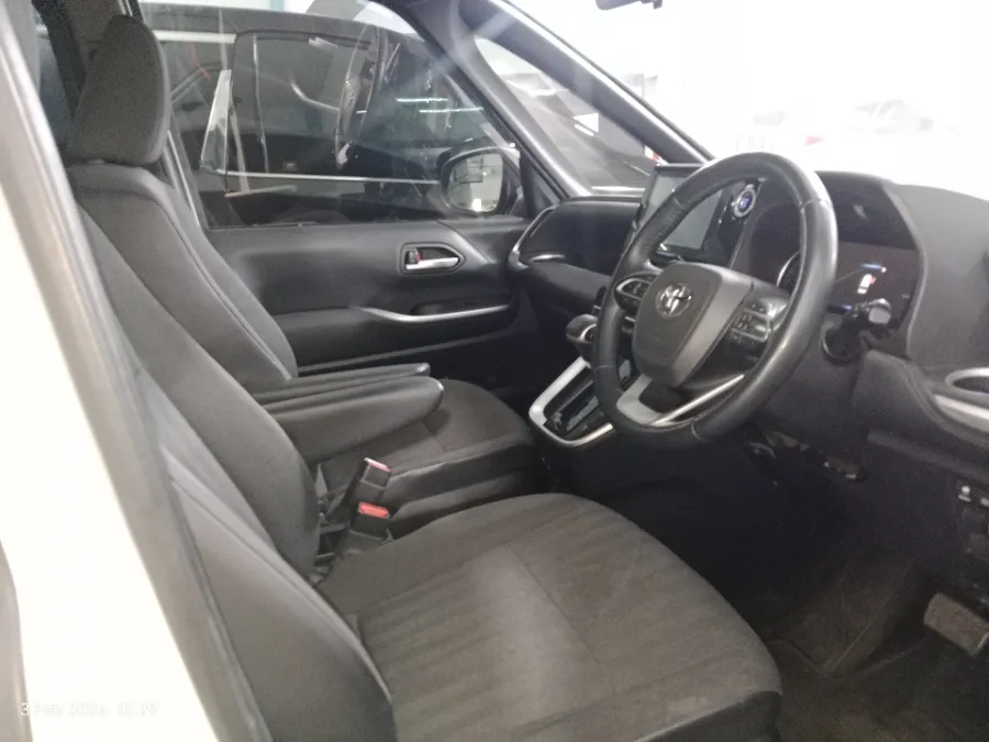 Foto Mobil Bekas Kabin Depan Toyota Voxy 2.0 tahun 2022