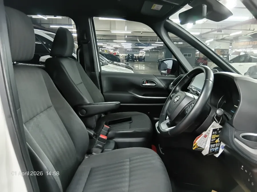 Foto Mobil Bekas Kabin Depan Toyota Voxy 2.0 tahun 2022