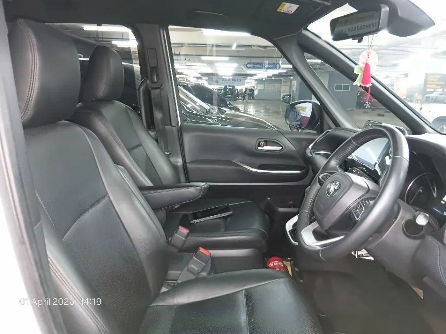 Foto Mobil Bekas Kabin Depan Toyota Voxy 2.0 tahun 2022