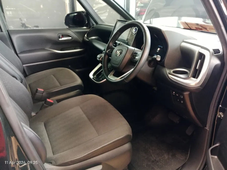 Foto Mobil Bekas Kabin Depan Toyota Voxy 2.0 tahun 2022