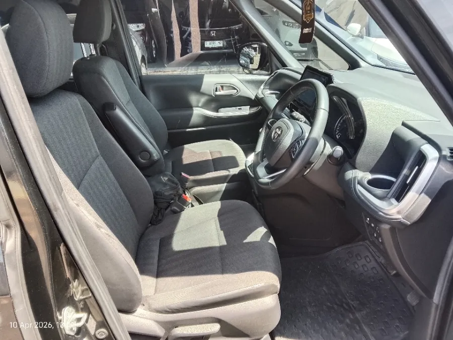 Foto Mobil Bekas Kabin Depan Toyota Voxy 2.0 tahun 2022