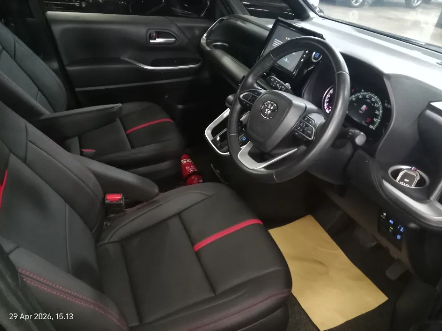 Foto Mobil Bekas Kabin Depan Toyota Voxy 2.0 tahun 2022