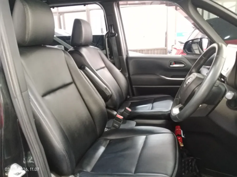 Foto Mobil Bekas Kabin Depan Toyota Voxy 2.0 tahun 2022