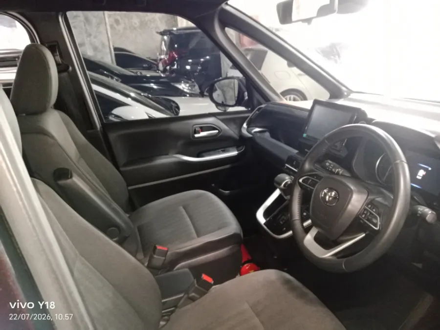 Foto Mobil Bekas Kabin Depan Toyota Voxy 2.0 tahun 2022